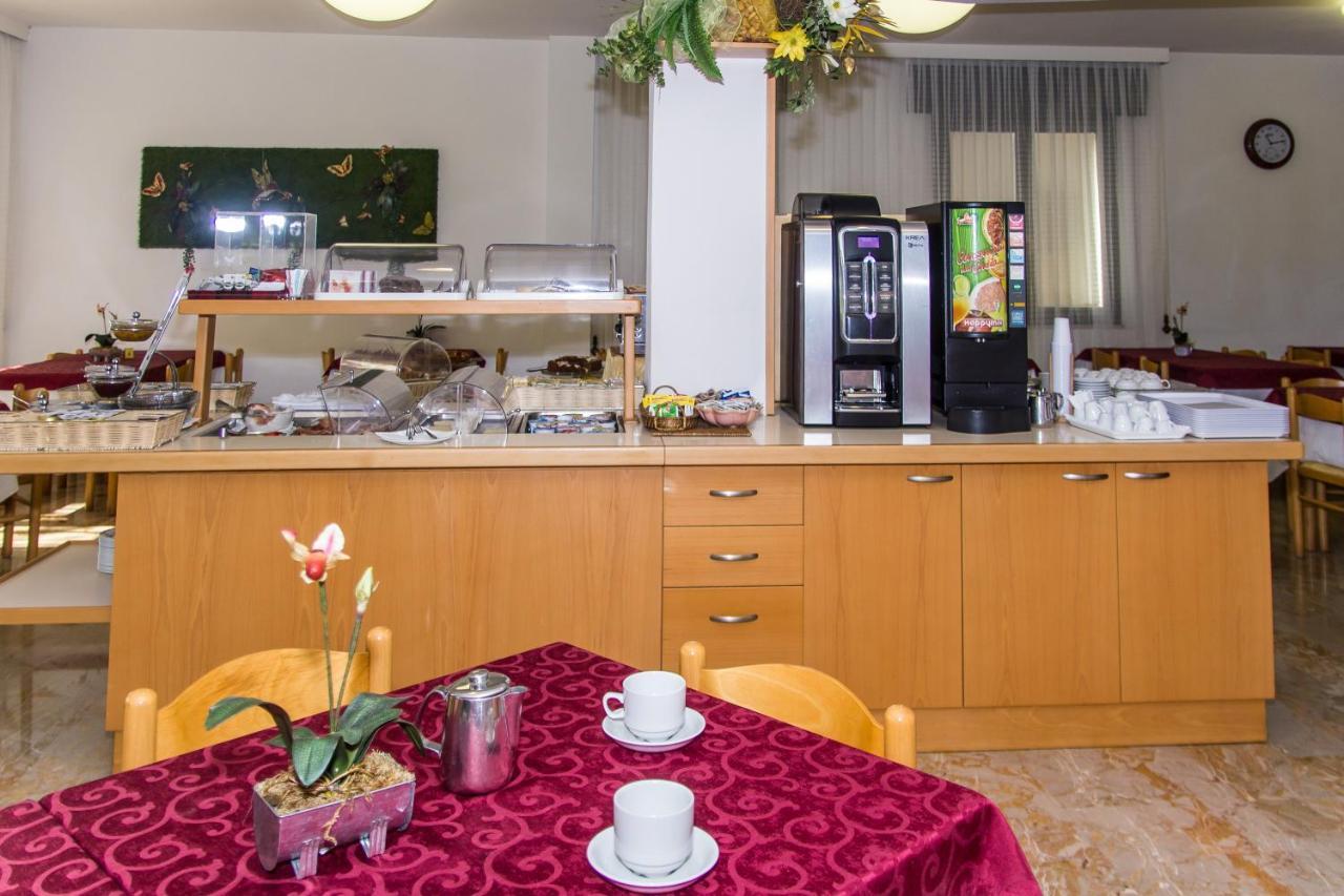 Hotel Trianon Белларія-Іджеа-Марина Екстер'єр фото