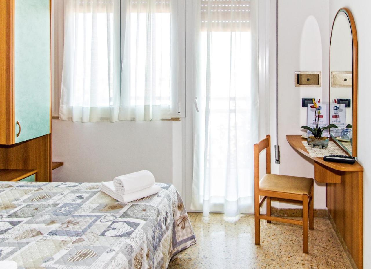Hotel Trianon Белларія-Іджеа-Марина Екстер'єр фото